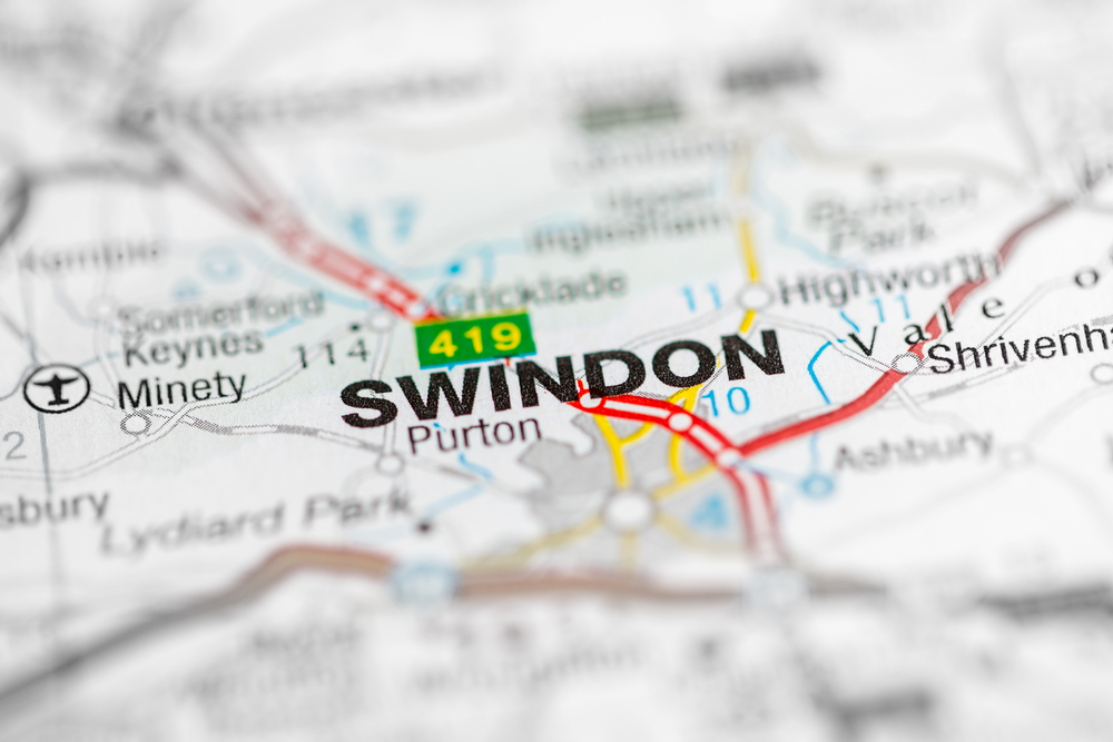 Road map of Swindon showing transport links